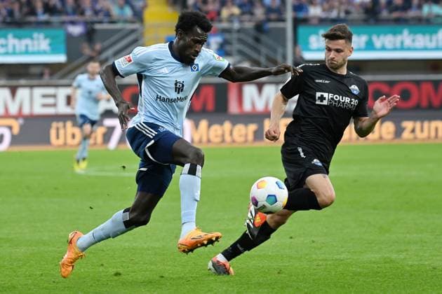 Paderborn, Home Deluxe Arena, 10.05.24, GER, Herren, 2.Bundesliga, Saison 2023-2024, SC Paderborn 07 - Hamburger SV Bild: v.li. im Zweikampf Bakery JATTA (Hamburg) und Marcel HOFFMEIER (Paderborn) Only for editorial use! DFL regulations prohibit any use of photographs as image sequences and or quasi-video. NRW Deutschland