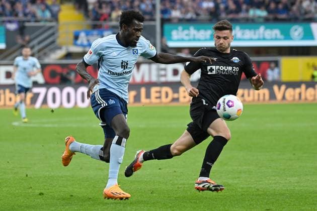 Paderborn, Home Deluxe Arena, 10.05.24, GER, Herren, 2.Bundesliga, Saison 2023-2024, SC Paderborn 07 - Hamburger SV Bild: v.li. im Zweikampf Bakery JATTA (Hamburg) und Marcel HOFFMEIER (Paderborn) Only for editorial use! DFL regulations prohibit any use of photographs as image sequences and or quasi-video. NRW Deutschland