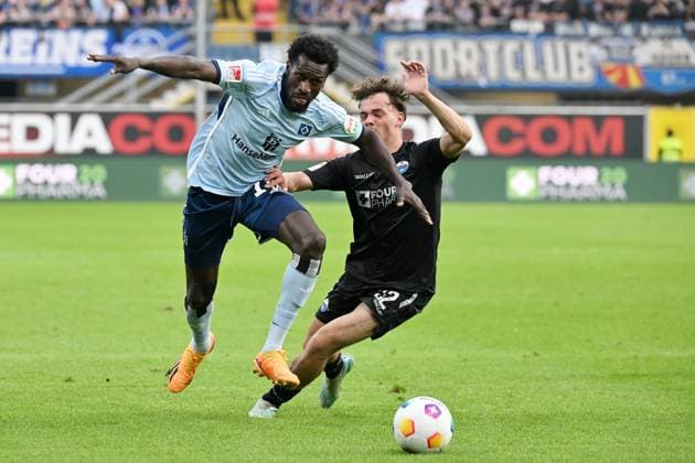 Paderborn, Home Deluxe Arena, 10.05.24, GER, Herren, 2.Bundesliga, Saison 2023-2024, SC Paderborn 07 - Hamburger SV Bild: v.li. im Zweikampf Bakery JATTA (Hamburg) und Aaron ZEHNTER (Paderborn) Only for editorial use! DFL regulations prohibit any use of photographs as image sequences and or quasi-video. NRW Deutschland