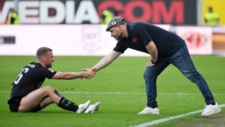 Paderborn, Home Deluxe Arena, 10.05.24, GER, Herren, 2.Bundesliga, Saison 2023-2024, SC Paderborn 07 - Hamburger SV Bild: v.li. Sebastian KLAAS (Paderborn) und Trainer Steffen BAUMGART (Hamburg) Only for editorial use! DFL regulations prohibit any use of photographs as image sequences and or quasi-video. NRW Deutschland