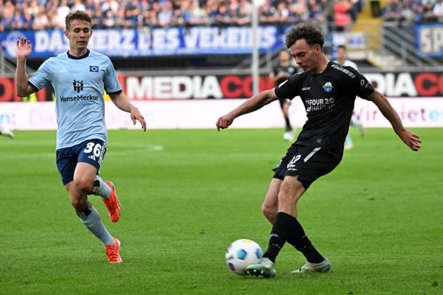 Paderborn, Home Deluxe Arena, 10.05.24, GER, Herren, 2.Bundesliga, Saison 2023-2024, SC Paderborn 07 - Hamburger SV Bild: v.li. im Zweikampf Anssi SUHONEN (Hamburg) und Aaron ZEHNTER (Paderborn) Only for editorial use! DFL regulations prohibit any use of photographs as image sequences and or quasi-video. NRW Deutschland