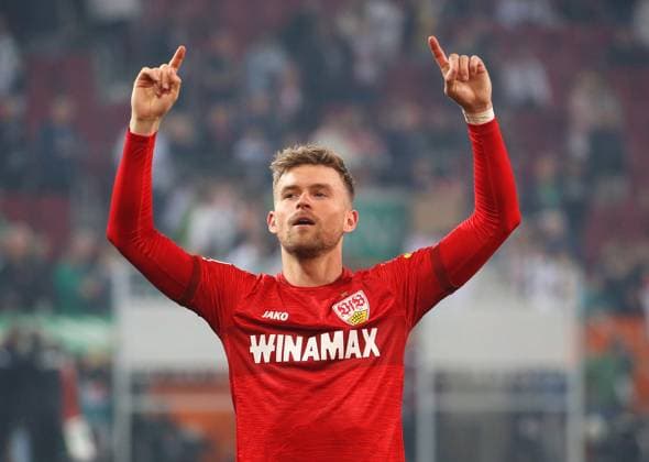 Augsburg , Fußball Bundesliga FC Augsburg vs. VfB Stuttgart, Maximilian Mittelstädt (VfB) freut sich Gemäß den Vorgaben der DFL Deutsche Fußball Liga ist es untersagt, in dem Stadion und oder vom Spiel angefertigte Fotoaufnahmen in Form von Sequenzbildern und oder videoähnlichen Fotostrecken zu verwerten bzw. verwerten zu lassen.
