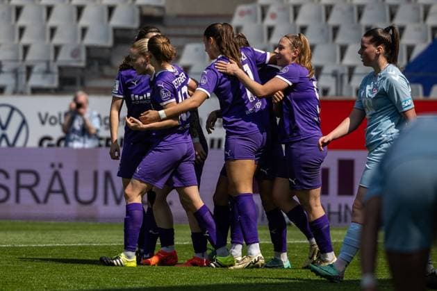 SGS Essen vs. 1. FC Köln; Essen, 11.05.2024 Das Team von SGS Essen feiert das 1:0 Google Pixel Frauen-Bundesliga 21. Spieltag: SGS Essen vs. 1. FC Köln, Stadion an der Hafenstraße am 11.05.2024. DFB DFL REGULATIONS PROHIBIT ANY USE OF PHOTOGRAPHS AS IMAGE SEQUENCES AND OR QUASI-VIDEO. Copyright: xBEAUTUFULxSports Richterx