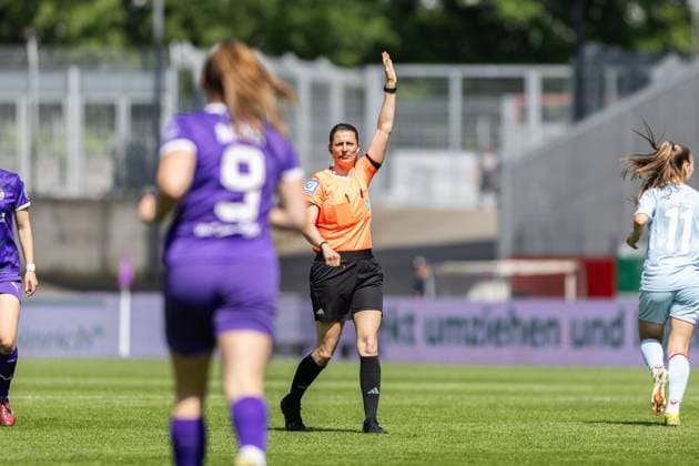 SGS Essen vs. 1. FC Köln; Essen, 11.05.2024 Annika Kost (Schiedsrichterin) Google Pixel Frauen-Bundesliga 21. Spieltag: SGS Essen vs. 1. FC Köln, Stadion an der Hafenstraße am 11.05.2024. DFB DFL REGULATIONS PROHIBIT ANY USE OF PHOTOGRAPHS AS IMAGE SEQUENCES AND OR QUASI-VIDEO. Copyright: xBEAUTUFULxSports Richterx
