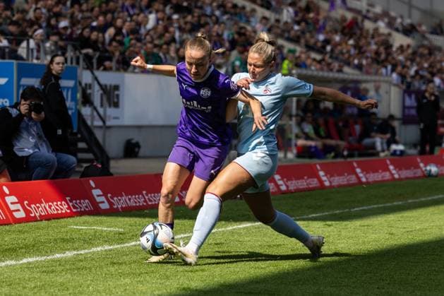 SGS Essen vs. 1. FC Köln; Essen, 11.05.2024 Beke Sterner (SGS Essen, 19) im Zweikampf mit Marleen Schimmer (1. FC Köln, 23) Google Pixel Frauen-Bundesliga 21. Spieltag: SGS Essen vs. 1. FC Köln, Stadion an der Hafenstraße am 11.05.2024. DFB DFL REGULATIONS PROHIBIT ANY USE OF PHOTOGRAPHS AS IMAGE SEQUENCES AND OR QUASI-VIDEO. Copyright: xBEAUTUFULxSports Richterx