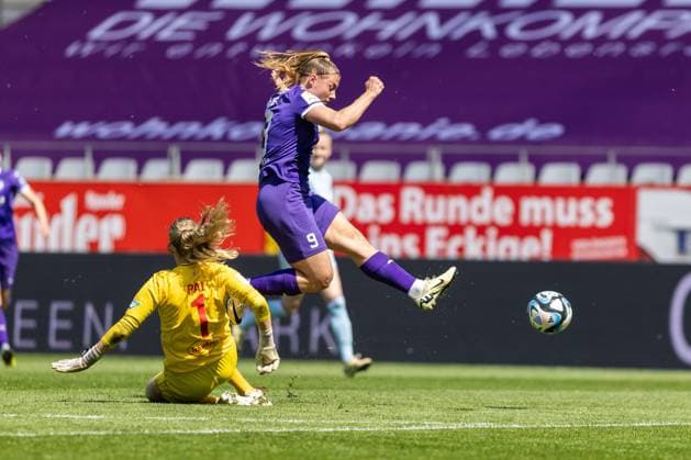 SGS Essen vs. 1. FC Köln; Essen, 11.05.2024 Ramona Maier (SGS Essen, 9) im Zweikampf mit Jasmin Pal (1. FC Köln, 1) Google Pixel Frauen-Bundesliga 21. Spieltag: SGS Essen vs. 1. FC Köln, Stadion an der Hafenstraße am 11.05.2024. DFB DFL REGULATIONS PROHIBIT ANY USE OF PHOTOGRAPHS AS IMAGE SEQUENCES AND OR QUASI-VIDEO. Copyright: xBEAUTUFULxSports Richterx