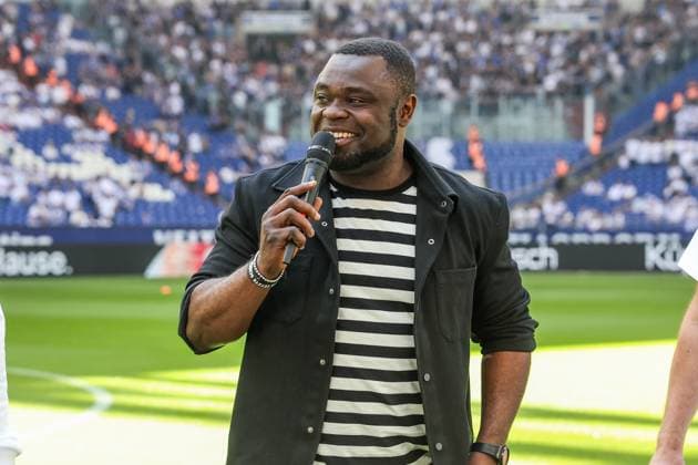 11.05.2024, Fussball, 2. Bundesliga, 33. Spieltag, Saison 2023 2024, FC Schalke 04 - Hansa Rostock, Teammanager Gerald Asamoah (FC Schalke 04) wird verabschiedet. Gelsenkirchen Veltins Arena NRW Deutschland xRHR-FOTO TRx