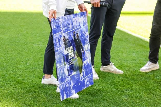11.05.2024, Fussball, 2. Bundesliga, 33. Spieltag, Saison 2023 2024, FC Schalke 04 - Hansa Rostock, Teammanager Gerald Asamoah (FC Schalke 04) wird verabschiedet. Gelsenkirchen Veltins Arena NRW Deutschland xRHR-FOTO TRx