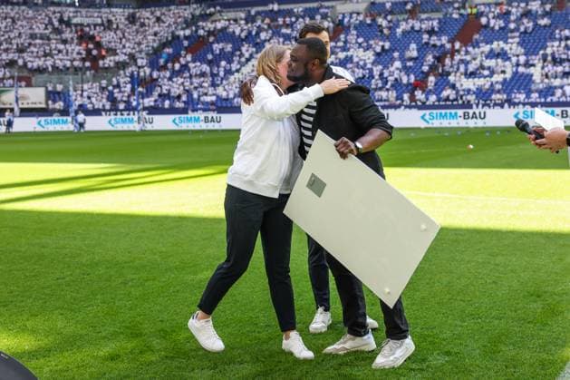 11.05.2024, Fussball, 2. Bundesliga, 33. Spieltag, Saison 2023 2024, FC Schalke 04 - Hansa Rostock, Teammanager Gerald Asamoah (FC Schalke 04) wird von Christina Rühl-Hamers (FC Schalke 04) verabschiedet. Gelsenkirchen Veltins Arena NRW Deutschland xRHR-FOTO TRx