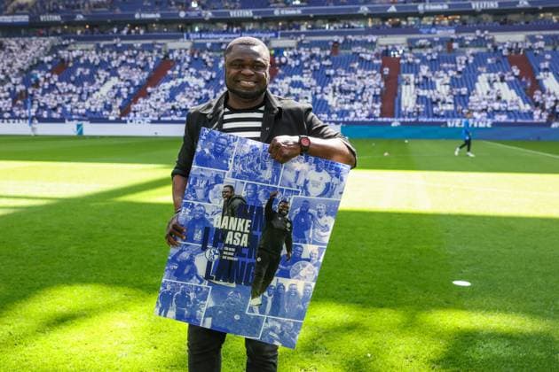 11.05.2024, Fussball, 2. Bundesliga, 33. Spieltag, Saison 2023 2024, FC Schalke 04 - Hansa Rostock, Teammanager Gerald Asamoah (FC Schalke 04) wird verabschiedet. Gelsenkirchen Veltins Arena NRW Deutschland xRHR-FOTO TRx