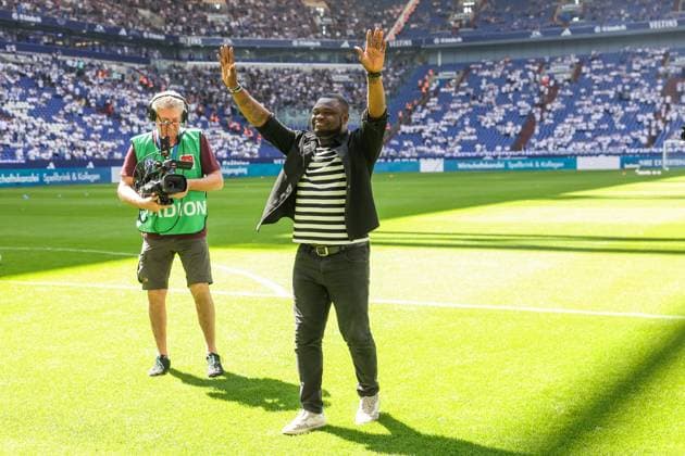 11.05.2024, Fussball, 2. Bundesliga, 33. Spieltag, Saison 2023 2024, FC Schalke 04 - Hansa Rostock, Teammanager Gerald Asamoah (FC Schalke 04) wird verabschiedet. Gelsenkirchen Veltins Arena NRW Deutschland xRHR-FOTO TRx