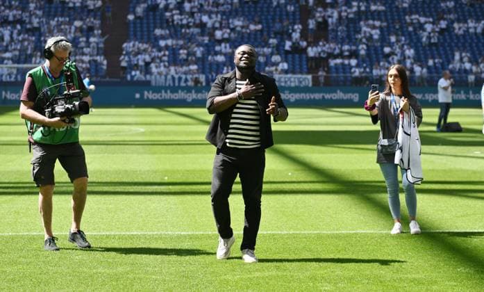 Gerald Asamoah (Leiter Lizenzbereich FC Schalke 04) wurde vor dem Spiel offiziell verabschiedet 11.05.2024, Fussball Saison 2023 2024, 2. Bundesliga, 33. Spieltag, FC Schalke 04 - Hansa Rostock Gelsenkirchen Veltins Arena Nordrhein Westfalen Deutschland