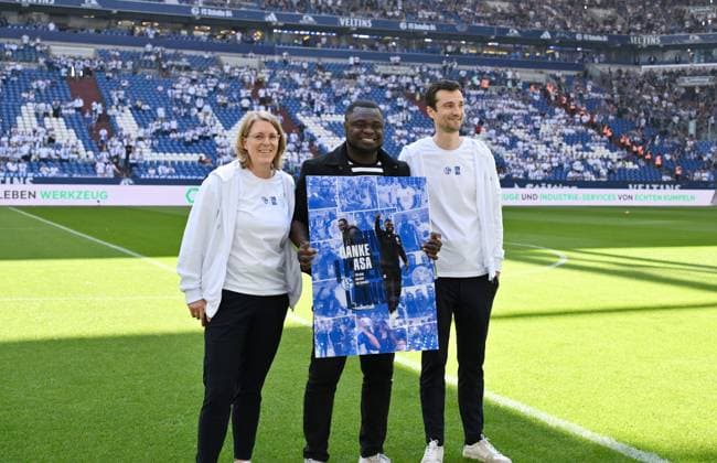 Gerald Asamoah (Leiter Lizenzbereich FC Schalke 04) wurde vor dem Spiel von Christina Rühl Hamers (Finanzvorstand Schalke 04), Christina-Rühl Hamers, li., und Matthias Tillmann (Vorstandsvorsitzender FC Schalke 04) offiziell verabschiedet 11.05.2024, Fussball Saison 2023 2024, 2. Bundesliga, 33. Spieltag, FC Schalke 04 - Hansa Rostock Gelsenkirchen Veltins Arena Nordrhein Westfalen Deutschland