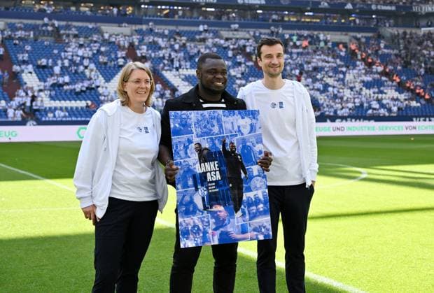 Gerald Asamoah (Leiter Lizenzbereich FC Schalke 04) wurde vor dem Spiel von Christina Rühl Hamers (Finanzvorstand Schalke 04), Christina-Rühl Hamers, li., und Matthias Tillmann (Vorstandsvorsitzender FC Schalke 04) offiziell verabschiedet 11.05.2024, Fussball Saison 2023 2024, 2. Bundesliga, 33. Spieltag, FC Schalke 04 - Hansa Rostock Gelsenkirchen Veltins Arena Nordrhein Westfalen Deutschland