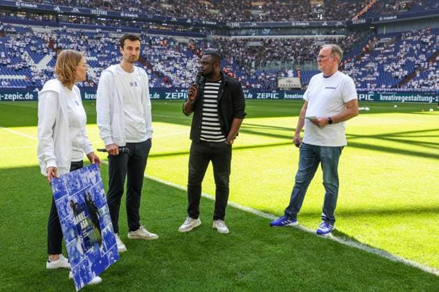 11.05.2024, Fussball, 2. Bundesliga, 33. Spieltag, Saison 2023 2024, FC Schalke 04 - Hansa Rostock, Teammanager Gerald Asamoah (FC Schalke 04) wird von Christina Rühl-Hamers (FC Schalke 04) und Matthias Tillmann (FC Schalke 04) verabschiedet. Gelsenkirchen Veltins Arena NRW Deutschland xRHR-FOTO TRx