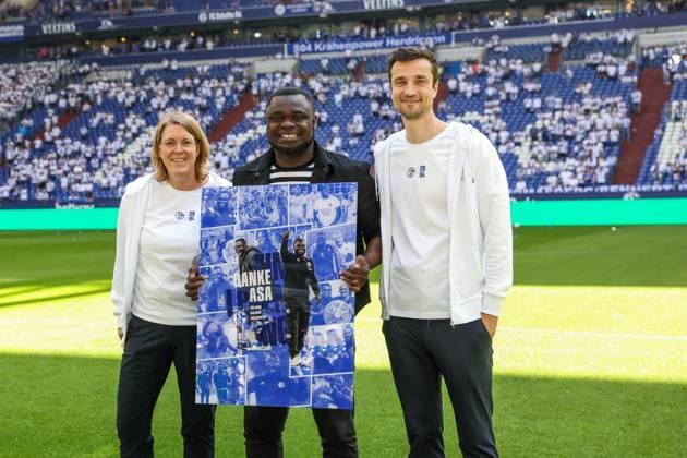 11.05.2024, Fussball, 2. Bundesliga, 33. Spieltag, Saison 2023 2024, FC Schalke 04 - Hansa Rostock, Teammanager Gerald Asamoah (FC Schalke 04) wird von Christina Rühl-Hamers (FC Schalke 04) und Matthias Tillmann (FC Schalke 04) verabschiedet. Gelsenkirchen Veltins Arena NRW Deutschland xRHR-FOTO TRx