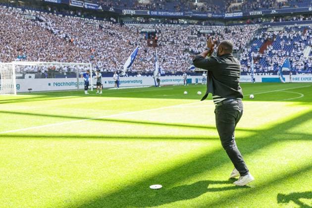 11.05.2024, Fussball, 2. Bundesliga, 33. Spieltag, Saison 2023 2024, FC Schalke 04 - Hansa Rostock, Teammanager Gerald Asamoah (FC Schalke 04) wird verabschiedet. Gelsenkirchen Veltins Arena NRW Deutschland xRHR-FOTO TRx