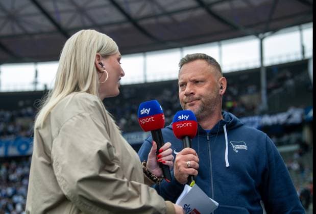 Fussball, Herren, Saison 2023 2024, 2. Bundesliga (33. Spieltag), Hertha BSC - 1. FC Kaiserslautern, v.l. Moderatorin Lisa de Ruiter (Sky), Trainer Pal Dardai (Hertha BSC), 11.05. 2024,