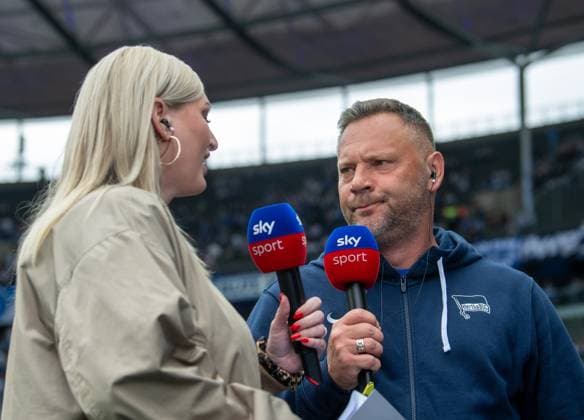 Fussball, Herren, Saison 2023 2024, 2. Bundesliga (33. Spieltag), Hertha BSC - 1. FC Kaiserslautern, v.l. Moderatorin Lisa de Ruiter (Sky), Trainer Pal Dardai (Hertha BSC), 11.05. 2024,