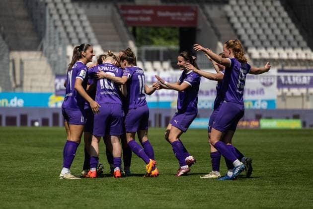 SGS Essen vs. 1. FC Köln; Essen, 11.05.2024 Das Team von SGS Essen feiert das 2:0 Google Pixel Frauen-Bundesliga 21. Spieltag: SGS Essen vs. 1. FC Köln, Stadion an der Hafenstraße am 11.05.2024. DFB DFL REGULATIONS PROHIBIT ANY USE OF PHOTOGRAPHS AS IMAGE SEQUENCES AND OR QUASI-VIDEO. Copyright: xBEAUTUFULxSports Richterx