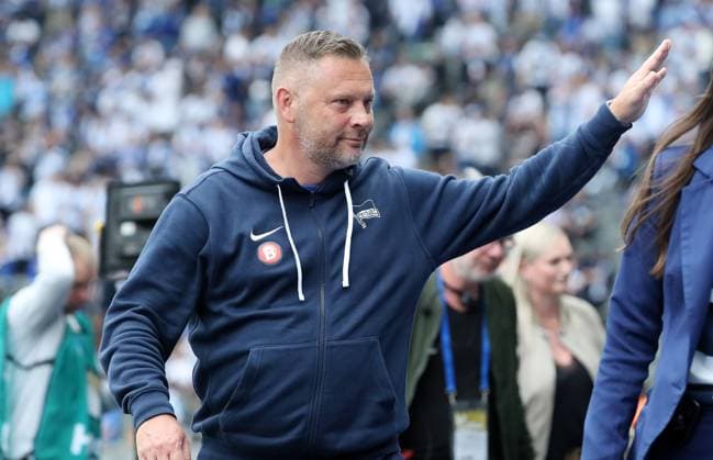 Trainer Pal Dardai winkt zu den Fans Aktion Oberkörper Fußball Fussball DFL 2.Bundesliga Herren 33.Spieltag Saison 2023 2024 11.05.2024 Hertha BSC Berlin vs. 1.FC Kaiserslautern FCK DFL regulations prohibit any use of photographs as image sequences and or quasi-video