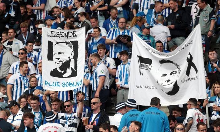 Plakat, Transparent der Herthafans: Pal Dardai Legende, daneben Kay Bernstein Fußball Fussball DFL 2.Bundesliga Herren 33.Spieltag Saison 2023 2024 11.05.2024 Hertha BSC Berlin vs. 1.FC Kaiserslautern FCK DFL regulations prohibit any use of photographs as image sequences and or quasi-video