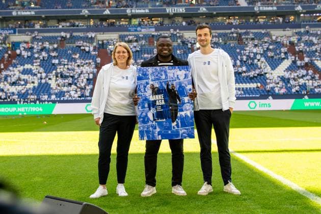 2. Fussball Bundesliga: FC Schalke 04 - FC Hansa Rostock; 11.05.2024 Gerald Asamoah wird beim S04 verabschiedet. Danke Asa; 2. Fussball Bundesliga. FC Schalke 04 - FC Hansa Rostock, 33. Spieltag, am 11.05.2024, Veltins Arena, Gelsenkirchen. DFL REGULATIONS PROHIBIT ANY USE OF PHOTOGRAPHS AS IMAGE SEQUENCES AND OR QUASI-VIDEO.