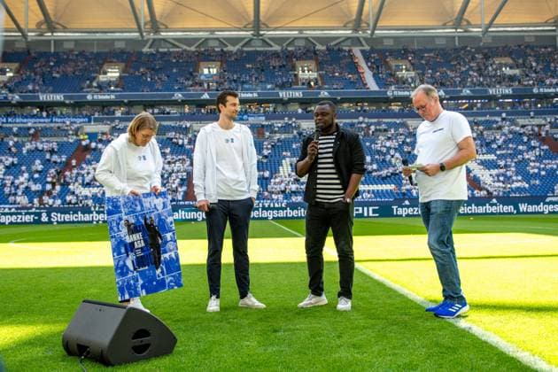 2. Fussball Bundesliga: FC Schalke 04 - FC Hansa Rostock; 11.05.2024 Gerald Asamoah wird beim S04 verabschiedet. Danke Asa; 2. Fussball Bundesliga. FC Schalke 04 - FC Hansa Rostock, 33. Spieltag, am 11.05.2024, Veltins Arena, Gelsenkirchen. DFL REGULATIONS PROHIBIT ANY USE OF PHOTOGRAPHS AS IMAGE SEQUENCES AND OR QUASI-VIDEO.