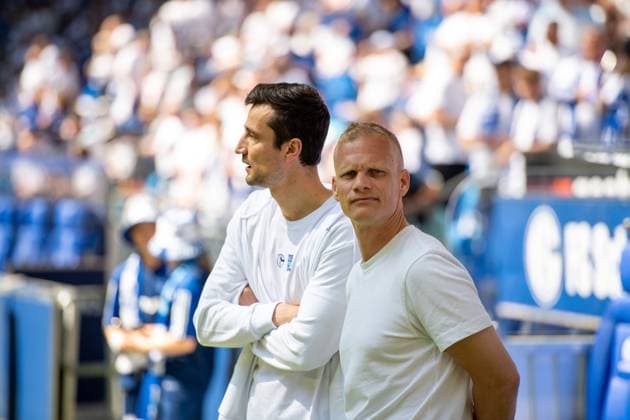 2. Fussball Bundesliga: FC Schalke 04 - FC Hansa Rostock; 11.05.2024 Karel Geraerts (Trainer des FC Schalke 04); 2. Fussball Bundesliga. FC Schalke 04 - FC Hansa Rostock, 33. Spieltag, am 11.05.2024, Veltins Arena, Gelsenkirchen. DFL REGULATIONS PROHIBIT ANY USE OF PHOTOGRAPHS AS IMAGE SEQUENCES AND OR QUASI-VIDEO.