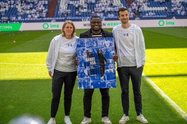2. Fussball Bundesliga: FC Schalke 04 - FC Hansa Rostock; 11.05.2024 Gerald Asamoah wird beim S04 verabschiedet. Danke Asa; 2. Fussball Bundesliga. FC Schalke 04 - FC Hansa Rostock, 33. Spieltag, am 11.05.2024, Veltins Arena, Gelsenkirchen. DFL REGULATIONS PROHIBIT ANY USE OF PHOTOGRAPHS AS IMAGE SEQUENCES AND OR QUASI-VIDEO.