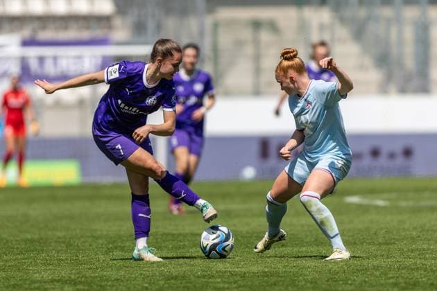 Sport Bilder des Tages SGS Essen vs. 1. FC Köln; Essen, 11.05.2024 Lilli Purtscheller (SGS Essen, 7) und Laura Vogt (1. FC Köln, 8) Google Pixel Frauen-Bundesliga 21. Spieltag: SGS Essen vs. 1. FC Köln, Stadion an der Hafenstraße am 11.05.2024. DFB DFL REGULATIONS PROHIBIT ANY USE OF PHOTOGRAPHS AS IMAGE SEQUENCES AND OR QUASI-VIDEO. Copyright: xBEAUTUFULxSports Richterx