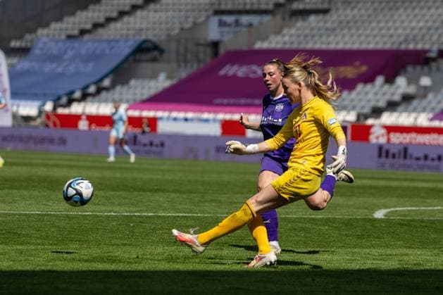 SGS Essen vs. 1. FC Köln; Essen, 11.05.2024 Jasmin Pal (1. FC Köln, 1) und Ramona Maier (SGS Essen, 9) Google Pixel Frauen-Bundesliga 21. Spieltag: SGS Essen vs. 1. FC Köln, Stadion an der Hafenstraße am 11.05.2024. DFB DFL REGULATIONS PROHIBIT ANY USE OF PHOTOGRAPHS AS IMAGE SEQUENCES AND OR QUASI-VIDEO. Copyright: xBEAUTUFULxSports Richterx
