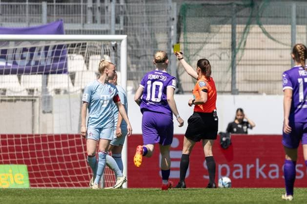 SGS Essen vs. 1. FC Köln; Essen, 11.05.2024 Annika Kost (Schiedsrichterin) zeigt Laura Vogt (1. FC Köln, 8) die gelbe Karte Google Pixel Frauen-Bundesliga 21. Spieltag: SGS Essen vs. 1. FC Köln, Stadion an der Hafenstraße am 11.05.2024. DFB DFL REGULATIONS PROHIBIT ANY USE OF PHOTOGRAPHS AS IMAGE SEQUENCES AND OR QUASI-VIDEO. Copyright: xBEAUTUFULxSports Richterx