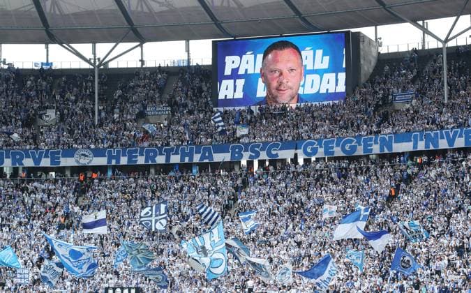 Sport Bilder des Tages Anzeigetafel mit Portrait Trainer Pal Dardai, Ostkurve Herthafans Fußball Fussball DFL 2.Bundesliga Herren 33.Spieltag Saison 2023 2024 11.05.2024 Hertha BSC Berlin vs. 1.FC Kaiserslautern FCK DFL regulations prohibit any use of photographs as image sequences and or quasi-video