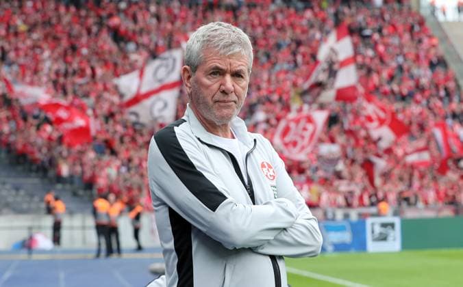 Trainer Friedhelm Funkel, dahinter Kaiserslauternfans Fußball Fussball DFL 2.Bundesliga Herren 33.Spieltag Saison 2023 2024 11.05.2024 Hertha BSC Berlin vs. 1.FC Kaiserslautern FCK DFL regulations prohibit any use of photographs as image sequences and or quasi-video