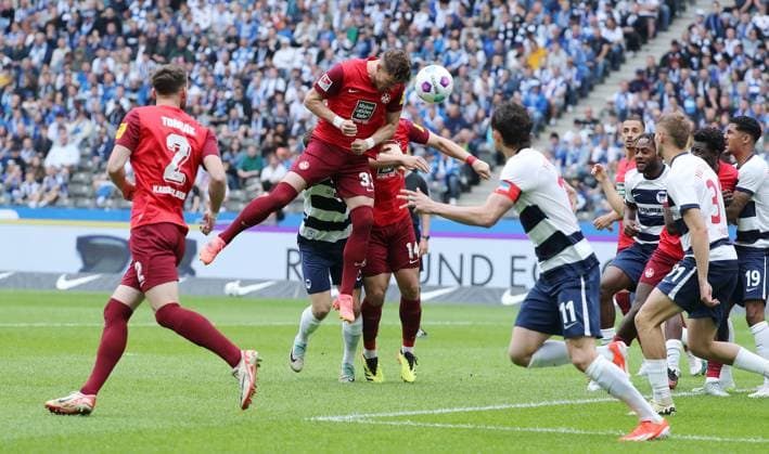 Mitte Jan Elvedi köpft auf das Tor Zweikampf Spielszene Aktion Fußball Fussball DFL 2.Bundesliga Herren 33.Spieltag Saison 2023 2024 11.05.2024 Hertha BSC Berlin vs. 1.FC Kaiserslautern FCK DFL regulations prohibit any use of photographs as image sequences and or quasi-video