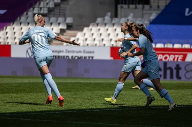 SGS Essen vs. 1. FC Köln; Essen, 11.05.2024 Meike Messmer (1. FC Köln, 20) und Natalia Padilla-Bidas (1. FC Köln, 22) feiern das 2:1 Google Pixel Frauen-Bundesliga 21. Spieltag: SGS Essen vs. 1. FC Köln, Stadion an der Hafenstraße am 11.05.2024. DFB DFL REGULATIONS PROHIBIT ANY USE OF PHOTOGRAPHS AS IMAGE SEQUENCES AND OR QUASI-VIDEO. Copyright: xBEAUTUFULxSports Richterx