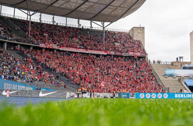 Fussball, Herren, Saison 2023 2024, 2. Bundesliga (33. Spieltag), Hertha BSC - 1. FC Kaiserslautern, Fans von Kaiserslautern im Gästeblock, 11.05. 2024,