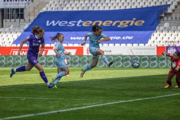 SGS Essen vs. 1. FC Köln; Essen, 11.05.2024 Natalia Padilla-Bidas (1. FC Köln, 22) schießt das 2:1 Google Pixel Frauen-Bundesliga 21. Spieltag: SGS Essen vs. 1. FC Köln, Stadion an der Hafenstraße am 11.05.2024. DFB DFL REGULATIONS PROHIBIT ANY USE OF PHOTOGRAPHS AS IMAGE SEQUENCES AND OR QUASI-VIDEO. Copyright: xBEAUTUFULxSports Richterx