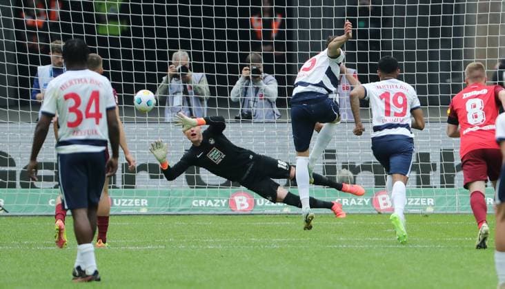 Sport Bilder des Tages Haris Tabakovic schießt Elfmeter Strafstoß gegen Torwart Julian Krahl zum 1:0 Fußball Fussball DFL 2.Bundesliga Herren 33.Spieltag Saison 2023 2024 11.05.2024 Hertha BSC Berlin vs. 1.FC Kaiserslautern FCK DFL regulations prohibit any use of photographs as image sequences and or quasi-video