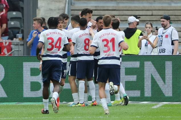 Haris Tabakovic jubelt nach 1:0 mit Teamkollegen Fußball Fussball DFL 2.Bundesliga Herren 33.Spieltag Saison 2023 2024 11.05.2024 Hertha BSC Berlin vs. 1.FC Kaiserslautern FCK DFL regulations prohibit any use of photographs as image sequences and or quasi-video