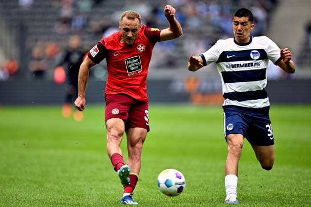 Ben Zolinski (1. FC Kaiserslautern, 31), Ibrahim Maza (Hertha BSC, 30), GER, Hertha BSC vs. 1. FC Kaiserslautern, Fussball Herren, 2. Bundesliga, Saison 2023 2024, 33. Spieltag, 11.05.2024. (DFL REGULATIONS PROHIBIT ANY USE OF PHOTOGRAPHS AS IMAGE SEQUENCES AND OR QUASI - VIDEO). GER, Hertha BSC vs. 1. FC Kaiserslautern, Fussball Herren, 2. Bundesliga, Saison 2023 2024, 33. Spieltag, 11.05.2024. Berlin