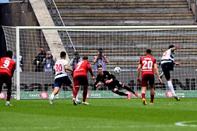 Haris Tabakovic (Hertha BSC, 25) mit Tor zum 1:0 durch 11m, GER, Hertha BSC vs. 1. FC Kaiserslautern, Fussball Herren, 2. Bundesliga, Saison 2023 2024, 33. Spieltag, 11.05.2024. (DFL REGULATIONS PROHIBIT ANY USE OF PHOTOGRAPHS AS IMAGE SEQUENCES AND OR QUASI - VIDEO). GER, Hertha BSC vs. 1. FC Kaiserslautern, Fussball Herren, 2. Bundesliga, Saison 2023 2024, 33. Spieltag, 11.05.2024. Berlin