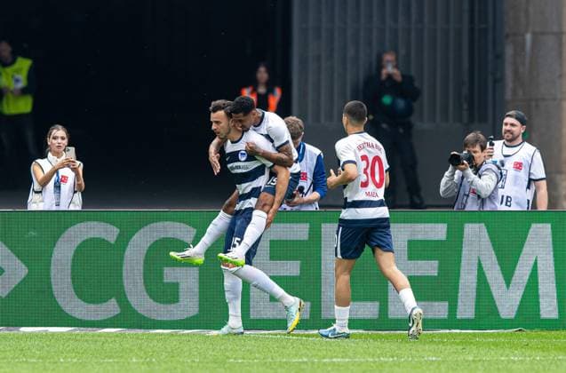 Fussball, Herren, Saison 2023 2024, 2. Bundesliga (33. Spieltag), Hertha BSC - 1. FC Kaiserslautern, v.l. Haris Tabakovic (Hertha BSC), Jeremy Dudziak (Hertha BSC), Ibrahim Maza (Hertha BSC), Jubel nach Tor zum 1:0, 11.05. 2024,