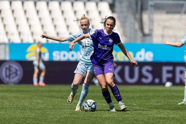 SGS Essen vs. 1. FC Köln; Essen, 11.05.2024 Lilli Purtscheller (SGS Essen, 7) im Zweikampf mit Anna Gerhardt (1. FC Köln, 21) Google Pixel Frauen-Bundesliga 21. Spieltag: SGS Essen vs. 1. FC Köln, Stadion an der Hafenstraße am 11.05.2024. DFB DFL REGULATIONS PROHIBIT ANY USE OF PHOTOGRAPHS AS IMAGE SEQUENCES AND OR QUASI-VIDEO. Copyright: xBEAUTUFULxSports Richterx