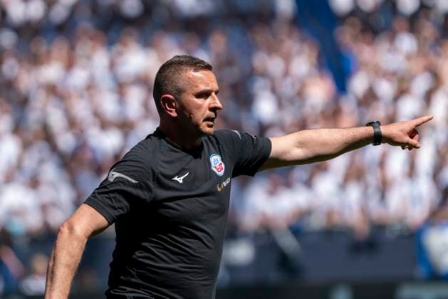 Mersad Selimbegovic (FC Hansa Rostock, Trainer) GER, FC Schalke 04 vs. Hansa Rostock, Fußball, 2. Bundesliga, 33. Spieltag, Spielzeit 2023 2024, 11.05.2024 DFL REGULATIONS PROHIBIT ANY USE OF PHOTOGRAPHS AS IMAGE SEQUENCES AND OR QUASI-VIDEO FC Schalke 04 vs. Hansa Rostock, Fußball, 2. Bundesliga, 33. Spieltag, Spielzeit 2023 2024, 11.05.2024 Gelsenkirchen Copyright: xEibner-Pressefoto FabioxDeinertx EP_FDT