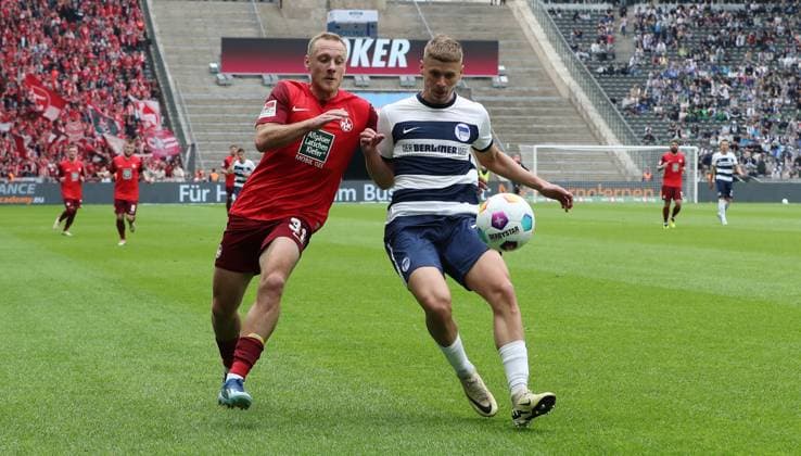 Ben Zolinski im Zweikampf mit Marton Dardai Fußball Fussball DFL 2.Bundesliga Herren 33.Spieltag Saison 2023 2024 11.05.2024 Hertha BSC Berlin vs. 1.FC Kaiserslautern FCK DFL regulations prohibit any use of photographs as image sequences and or quasi-video