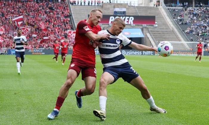 Ben Zolinski im Zweikampf mit Marton Dardai Fußball Fussball DFL 2.Bundesliga Herren 33.Spieltag Saison 2023 2024 11.05.2024 Hertha BSC Berlin vs. 1.FC Kaiserslautern FCK DFL regulations prohibit any use of photographs as image sequences and or quasi-video