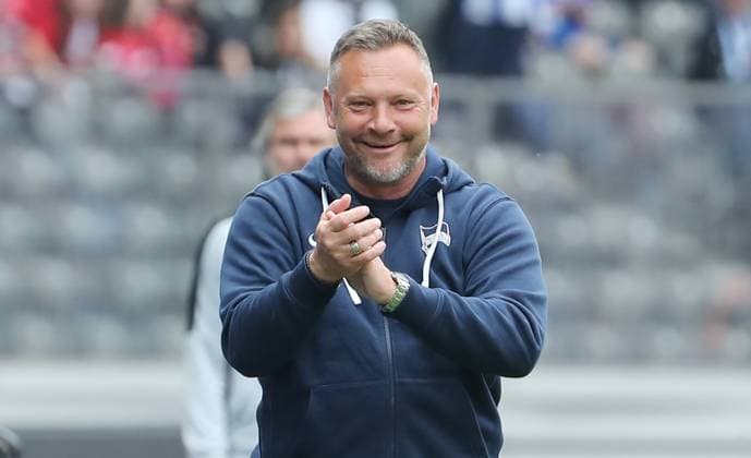 Trainer Pal Dardai klatscht lachend Beifall Aktion Oberkörper Fußball Fussball DFL 2.Bundesliga Herren 33.Spieltag Saison 2023 2024 11.05.2024 Hertha BSC Berlin vs. 1.FC Kaiserslautern FCK DFL regulations prohibit any use of photographs as image sequences and or quasi-video