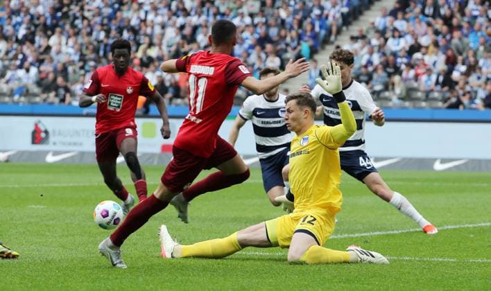 Ragnar Ache, Kenny Prince Redondo, Torwart Tjark Ernst Zweikampf Spielszene Aktion Fußball Fussball DFL 2.Bundesliga Herren 33.Spieltag Saison 2023 2024 11.05.2024 Hertha BSC Berlin vs. 1.FC Kaiserslautern FCK DFL regulations prohibit any use of photographs as image sequences and or quasi-video